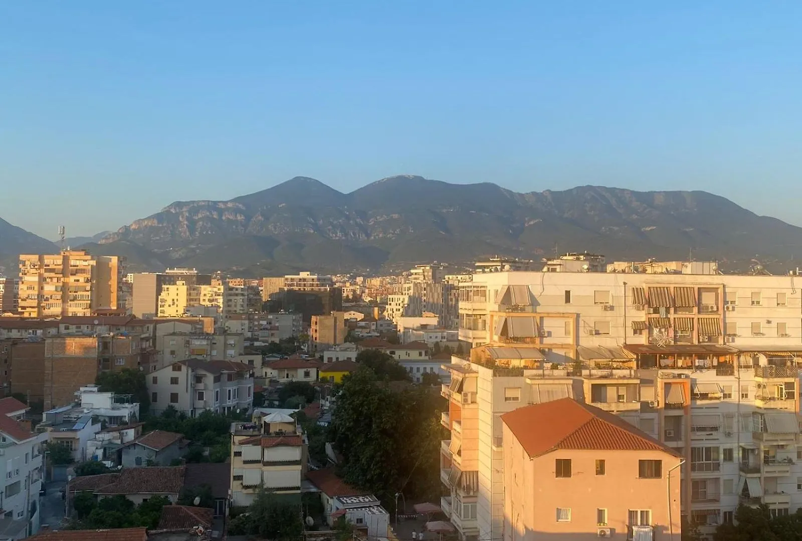 Itan Central 4 Room Apartment Tirana