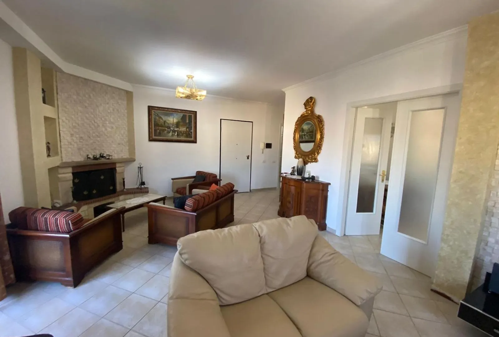 Itan Central 4 Room Apartment Tirana